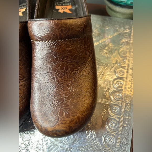 Dansko Pro XP Brown Floral Tooled Leather Clogs Women’s Size EU 37 US 6.5-7 - Picture 3 of 13